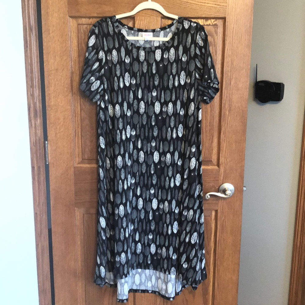 Lularoe Black, White & Gray Feathers Carly NWOT